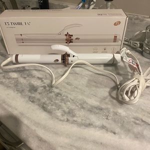 T3 Twirl 1 1/4” Curling Iron